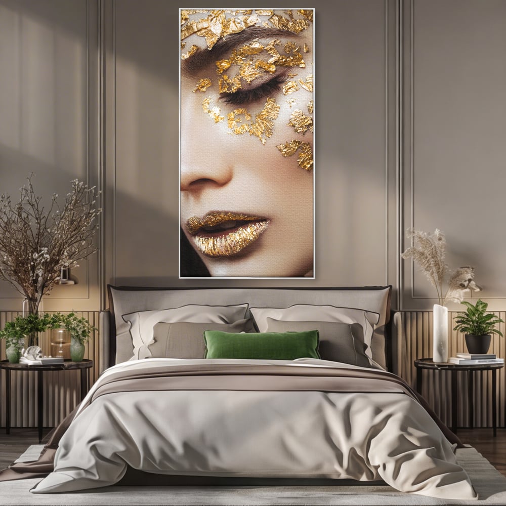 Tablou canvas cu portret feminin cu aplicatii aurii, in rama de aluminiu argintiu, pe perete intr-un dormitor